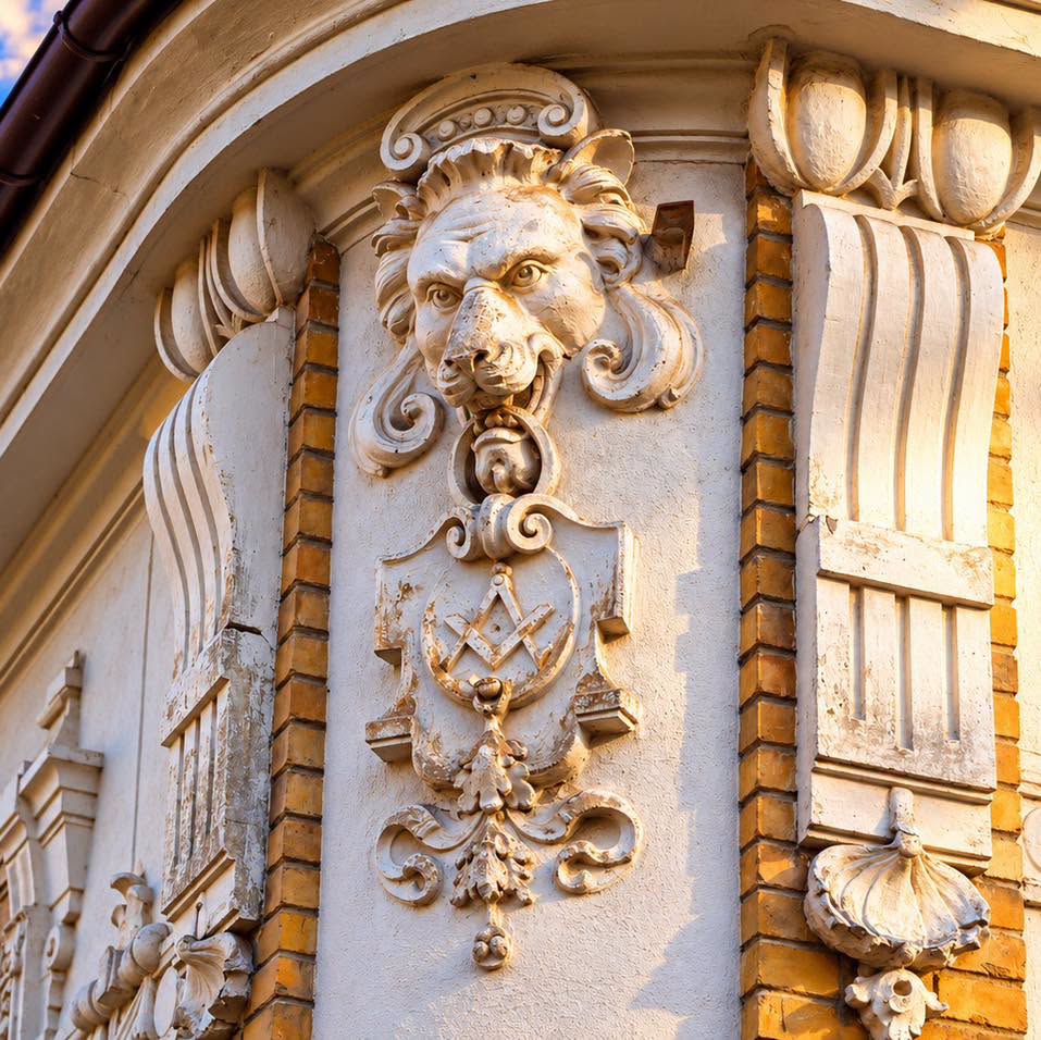 Casa cu bufniță și leu de pe strada Mangalia
