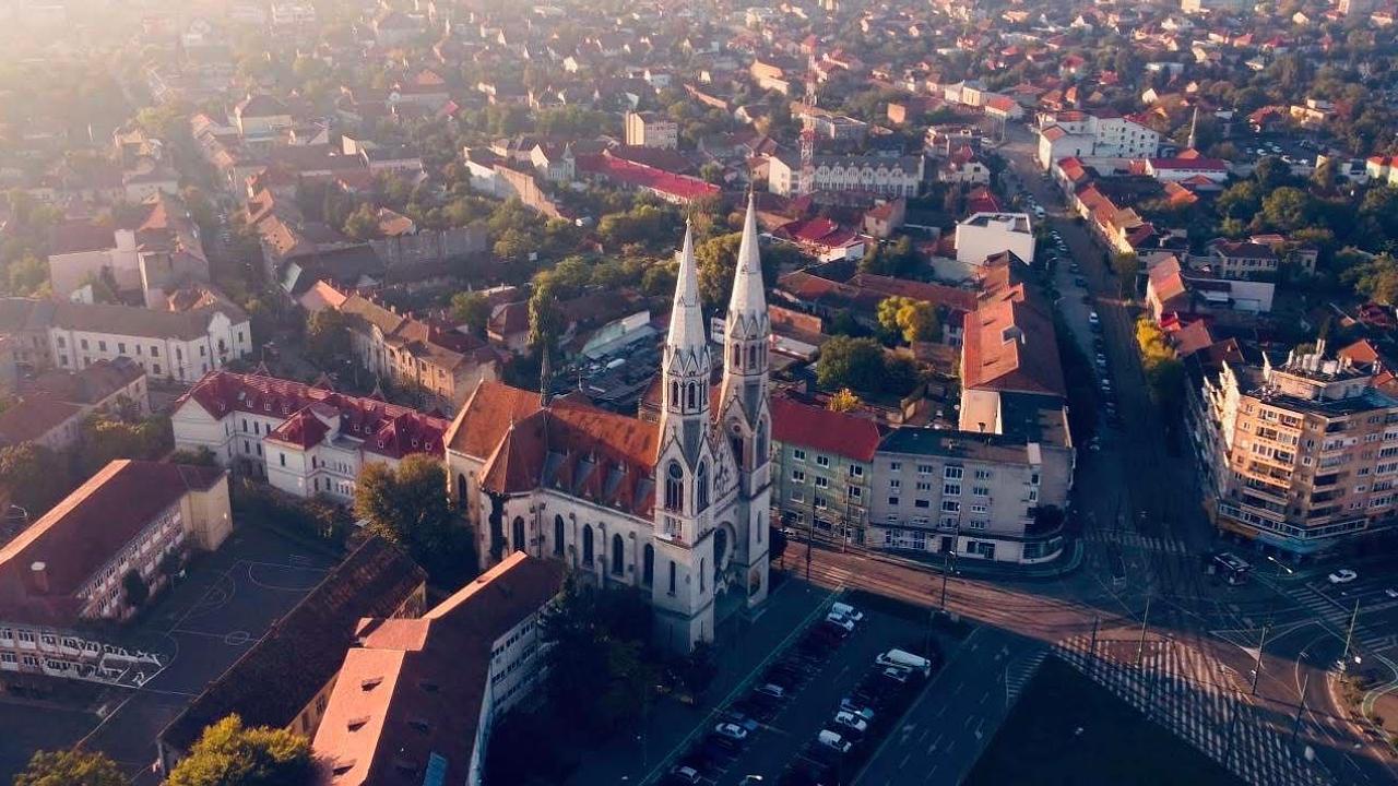 Două turnuri, un simbol: povestea Bisericii Catolice din Lahovari (Bălcescu)