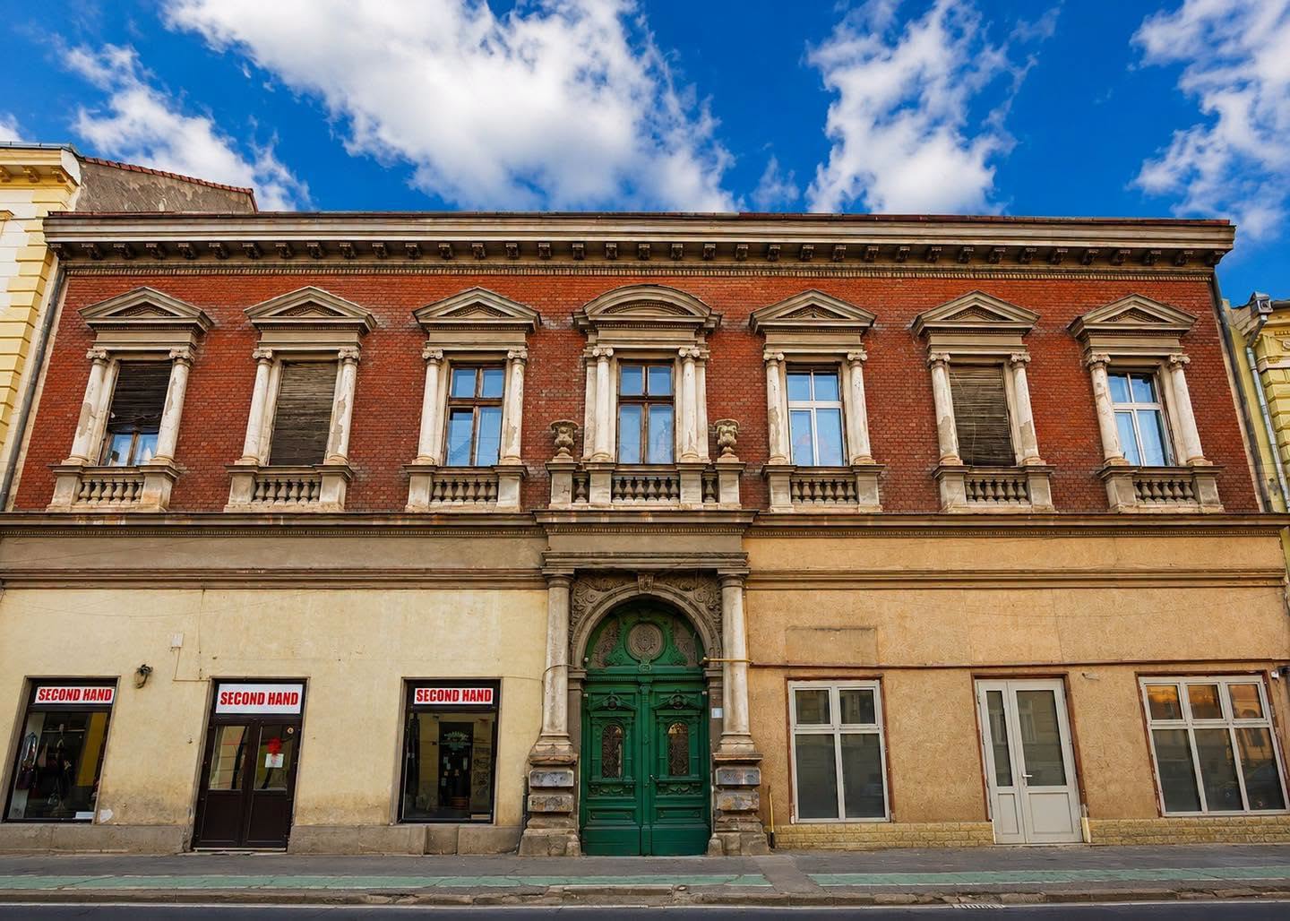 Poarta cu nasturi
