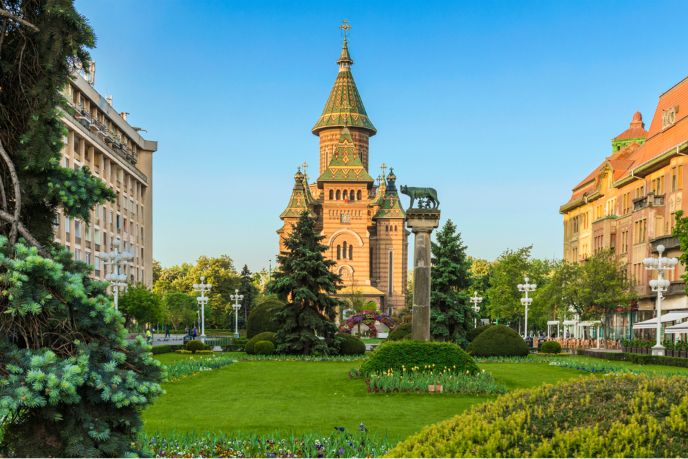 Clădiri emblematice și arhitectura lor: Povești despre Palatul Weiss, Palatul Lloyd, sau alte clădiri celebre. 
