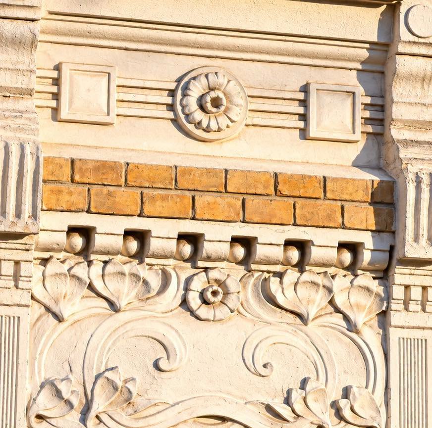 Casa cu bufniță și leu de pe strada Mangalia