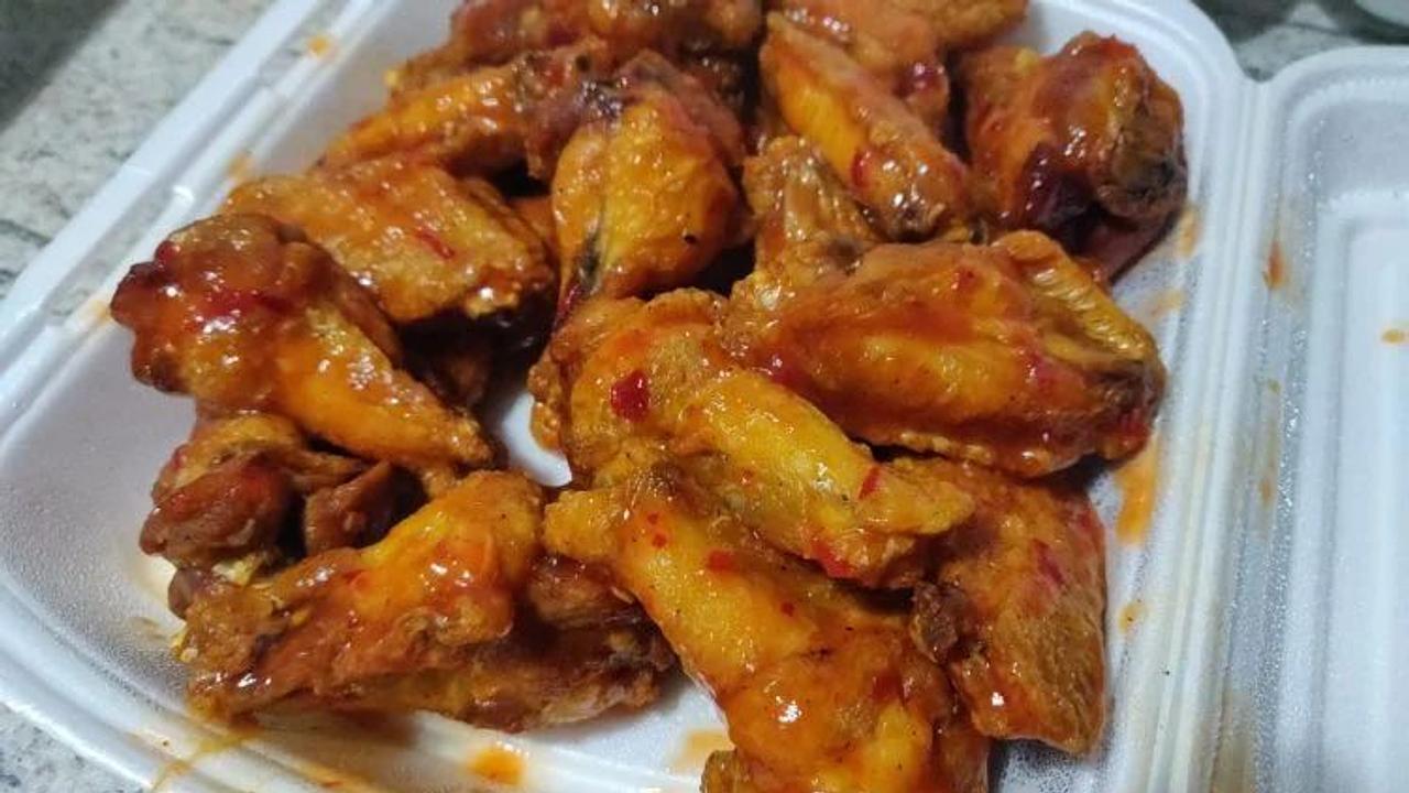 Cine își mai amintește aripioarele picante de la Terasa Boss?