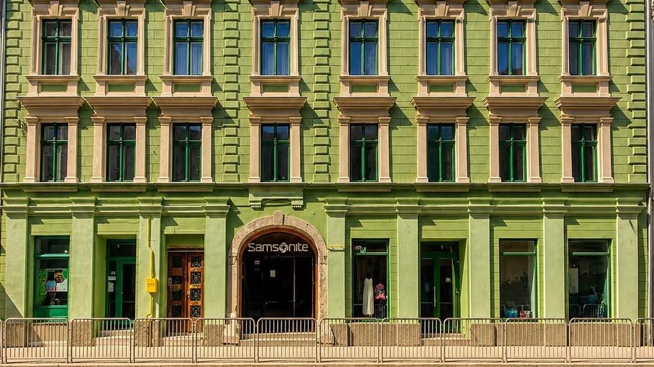 Între Piața Sfântul Gheorghe și Piața Libertății se află una dintre clădirile care contribuie la farmecul aparte al centrului istoric al Timișoarei