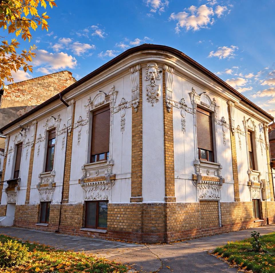 Casa cu bufniță și leu de pe strada Mangalia