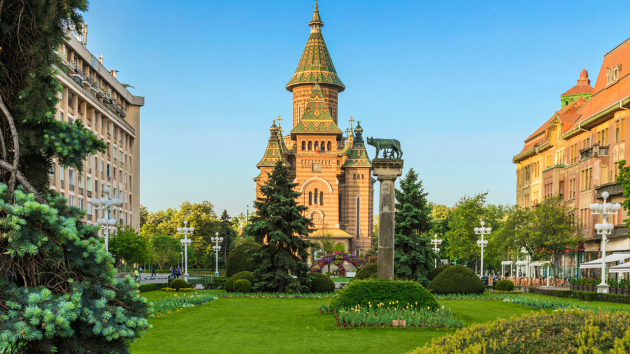 Clădiri emblematice și arhitectura lor: Povești despre Palatul Weiss, Palatul Lloyd, sau alte clădiri celebre. 